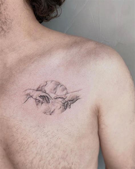 tatuajes pequeos en el pecho|30 ideas de TATUAJES EN EL PECHO de hombre/mujer。